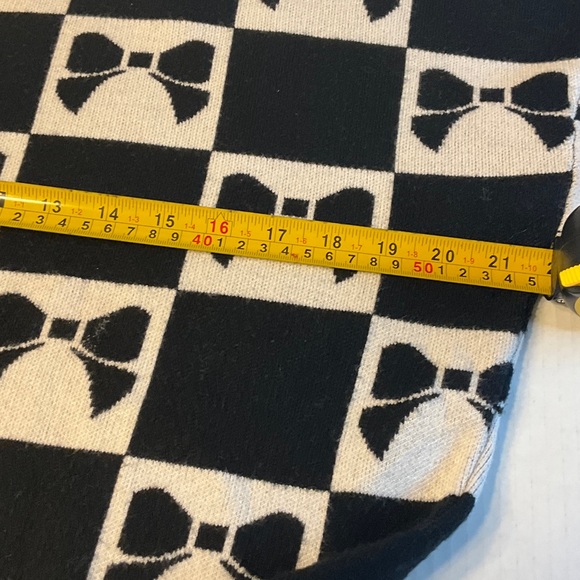 Chic Black and White Bow Patterned Crewneck Sweater - Picture 4 of 9